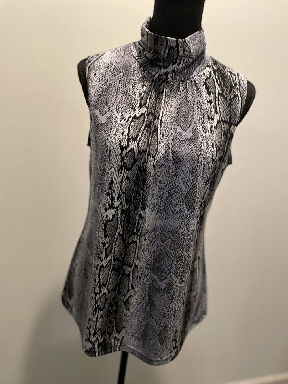 JKLA California Snakeskin Top Size L Grey Black Goth Work to Weekend Bold Baddie